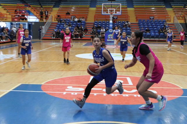 Clases graduandas de escuelas superiores en Fajardo se enfrentan en reto de baloncesto