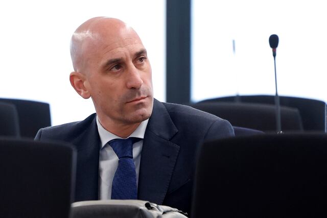 Multan en más de 10,000 euros a Luis Rubiales por beso no consentido a Jenni Hermoso