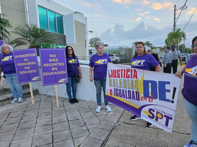 Sindicato Puertorriqueño de Trabajadores y Trabajadoras exigen aumentos salariales frente a Educación