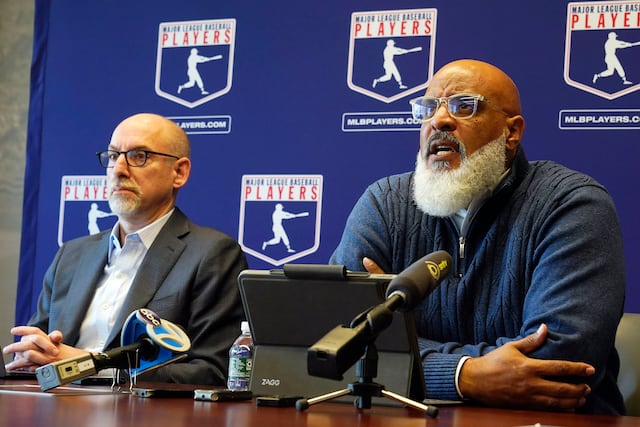 Tony Clark, director de la MLBPA, responde a quienes buscan deshacerse del jefe de negociaciones