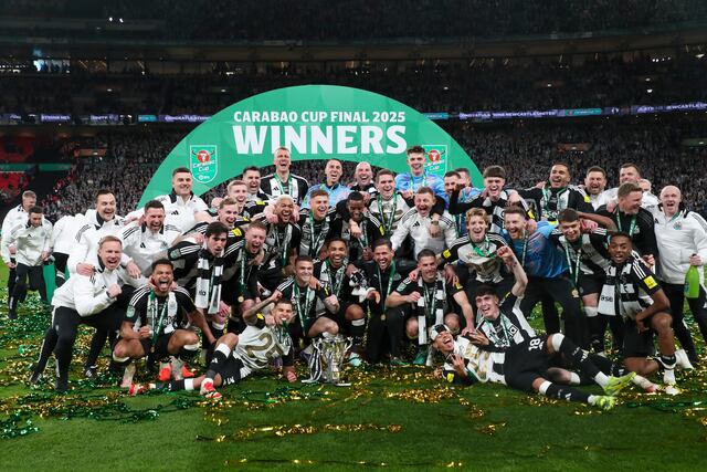 Newcastle vence a Liverpool y conquista la Copa de la Liga