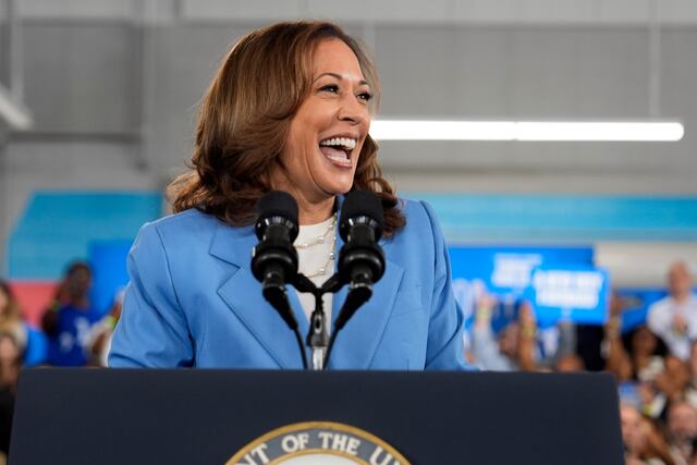 Rumbo a Chicago la delegación demócrata de Puerto Rico para nominación de Kamala Harris