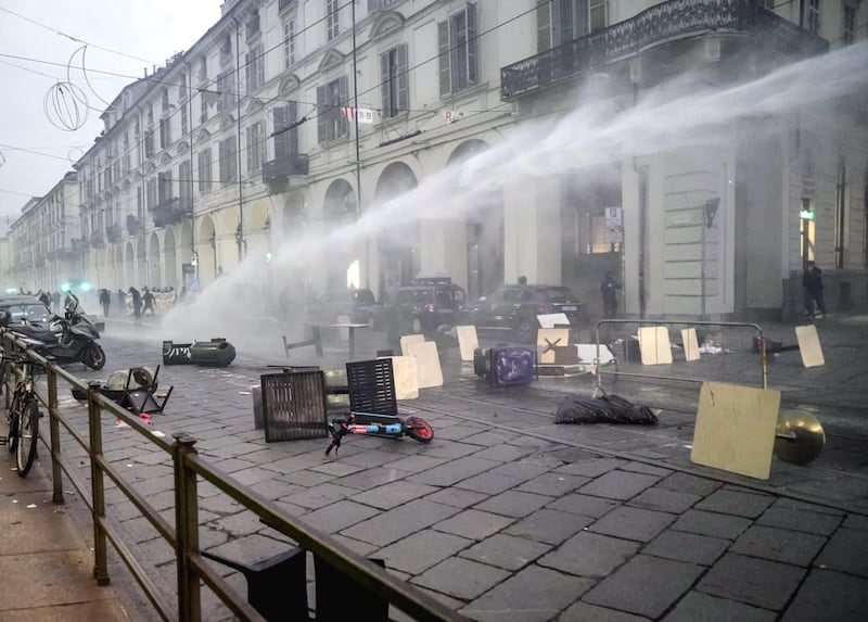 La policía emplea cañones de agua contra los manifestantes durante una marcha de protesta contra el alto coste de la vida en Turín, Italia, el 17 de octubre de 2026. (Protestas, Italia) EFE/TINO ROMANO
