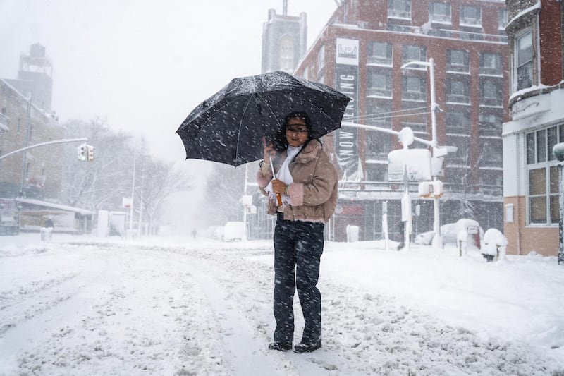 Una mujer usa un paraguas para protegerse de la fuerte nevada en Nueva York. EFE/OLGA FEDOROVA