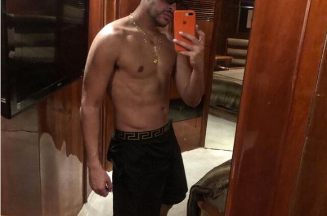 Bad Bunny enloquece a sus fans al publicar foto sin camisa