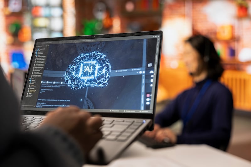 La inteligencia artificial se ha convertido en un parteaguas para la educación, particularmente en la forma en que las personas aprenden un nuevo idioma. Foto: Freepik.