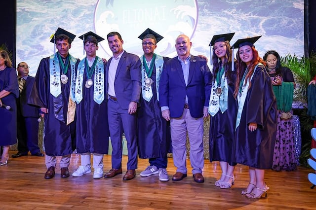 Escuela de Ceiba gradúa a todos sus estudiantes con distinciones académicas