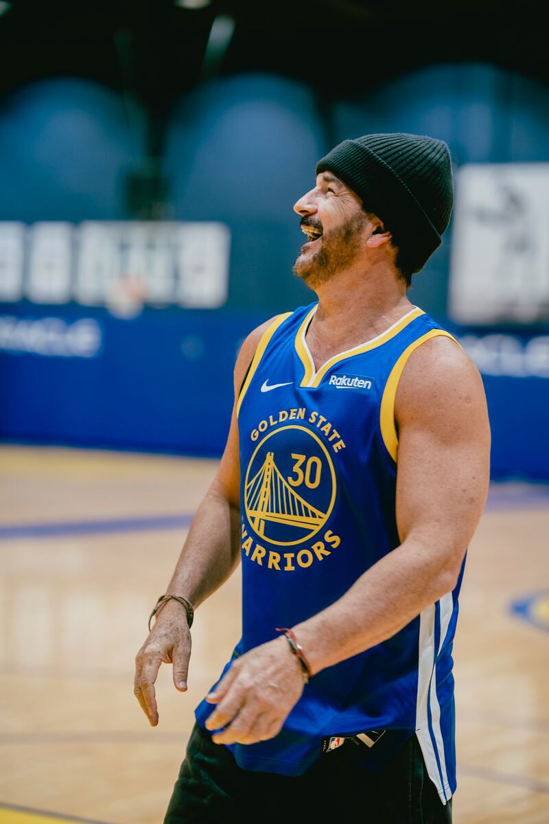 El cantautor guatemalteco se encuentra en California como parte de su gira Blanco y Negro: Volver” y aprovechó para asistir al entrenamiento de los Golden State Warriors, de San Francisco.