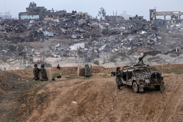 Israel ataca dos viviendas y mata a más de 90 palestinos
