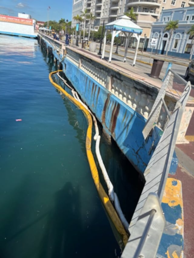 Investigan descarga de aceite desde tubería antigua en bahía de San Juan
