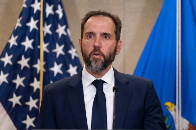 Investigan a exfiscal de Trump por posible violación de ley electoral
