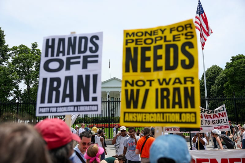 Manifestantes se reunieron frente a la Casa Blanca para una manifestación en oposición a los ataques de Estados Unidos contra Irán el 22 de junio de 2025 en Washington, D.C. Estados Unidos lanzó una serie de bombas sobre varias supuestas instalaciones nucleares en Irán, sumándose a los continuos ataques israelíes en el país. Irán respondió con una lluvia de misiles contra Israel y prometió represalias contra los intereses estadounidenses en la región.