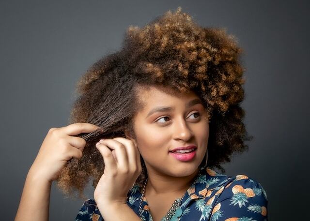 Humecta el cabello con aceite de pracaxi