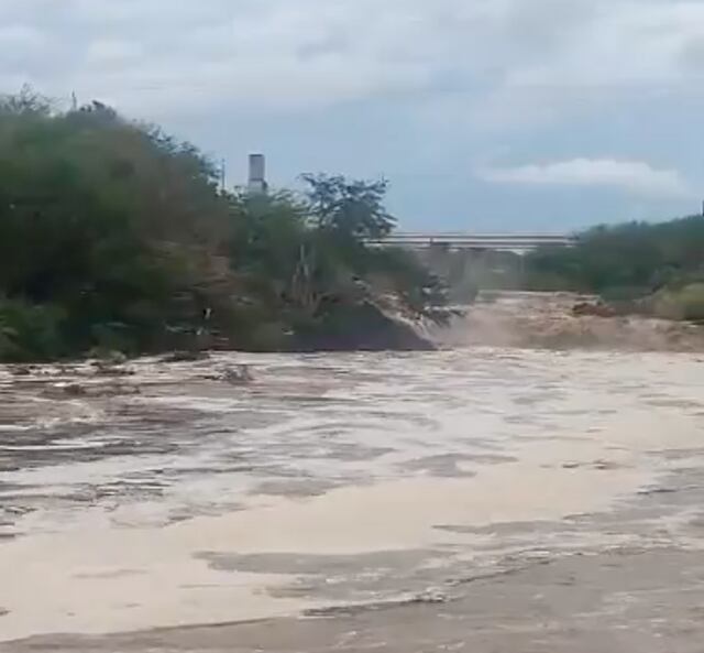Videos: Impresionantes y peligrosos golpes de agua producto de las intensas lluvias