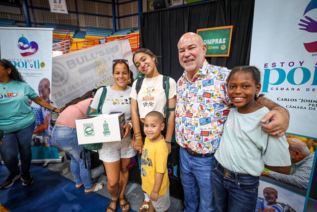 Sobre 700 niños reciben materiales escolares en evento de regreso a clases en Fajardo