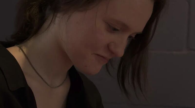 Carys Mullins mira el tráiler de su documental,