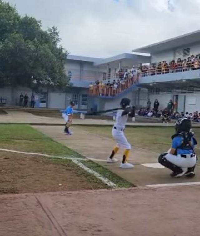 Estudiantes rinden homenaje a Roberto Clemente al recrear su hit número 3,000