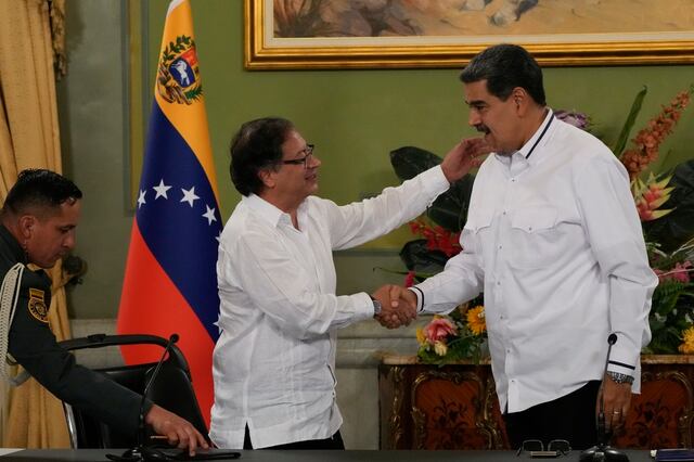 Presidentes de Venezuela y Colombia se reúnen en Caracas; abordan diálogos de paz