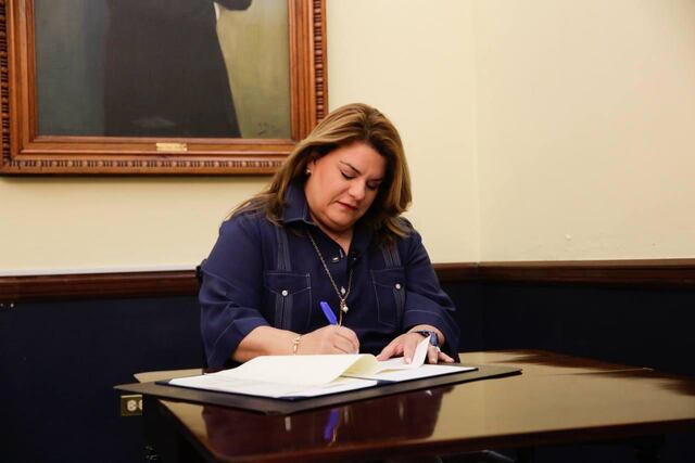 Gobernadora celebra natalicio de Barbosa con firma de leyes para ampliar acceso a la salud