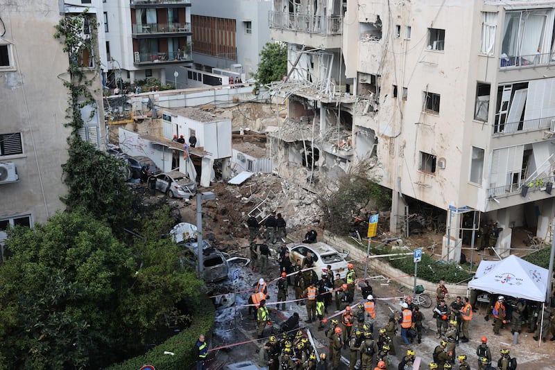 La policía israelí y los equipos de emergencia trabajan en el lugar de un ataque con misiles iraníes en una zona residencial de Tel Aviv, Israel, este martes 24 de marzo de 2026.  