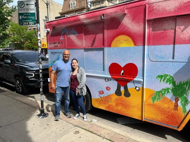 Bad Bunny regala ‘límbers’ de familia boricua en  Chicago