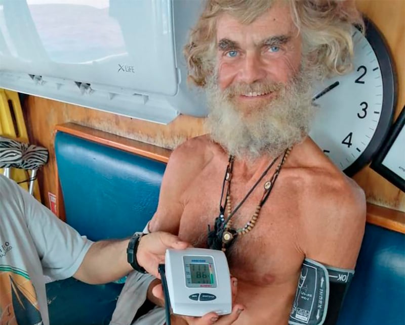 Al australiano Tim Shaddock le toman la presión arterial tras ser rescatado por un buque atunero mexicano en aguas internacionales del Pacífico.