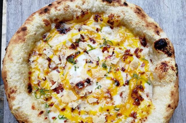 Te contamos la historia de la mejor pizza del mundo y cómo hacerla