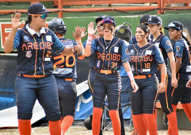 Lobas de Arecibo aplastan 11-0 a las Poetas en la Liga de Béisbol Femenino