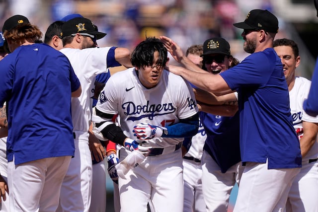 Dodgers dejan tendidos 3-2 a los Rojos con sencillo remolcador de Shohei Ohtani en la 10ma