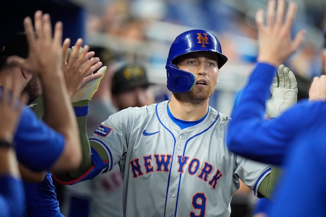 Mets evitan barrida tras vencer 7-3 a Marlins