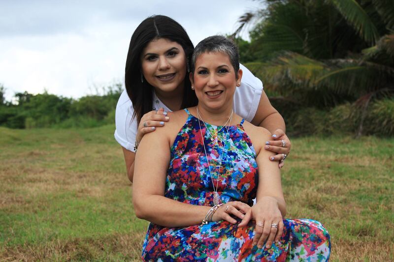 Nicole Naomi y su mamá.