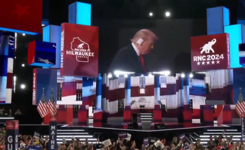 El todavía virtual candidato a la presidencia, Donald Trump, acude a la Convención Republicana con un vendaje en la oreja. Foto: Redes Sociales