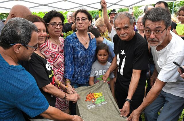 Emotivo acto al plantar Árbol de la Libertad de Oscar López