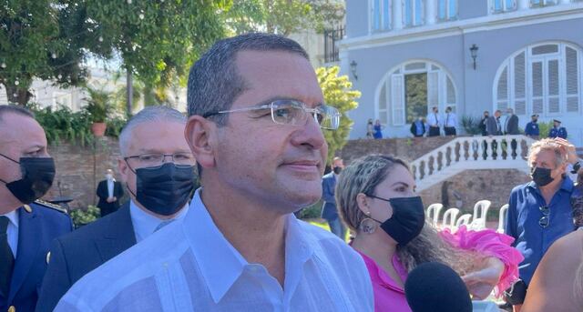Pierluisi le dice a la Junta que ya P. R. paga las tarifas más altas en impuestos a la gasolina y peajes