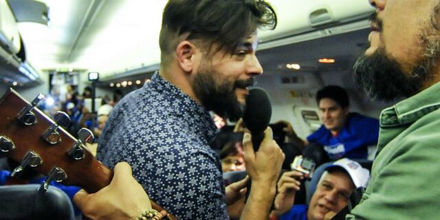 Pedro Capó le canta a delegación boricua a 40 mil pies de altura