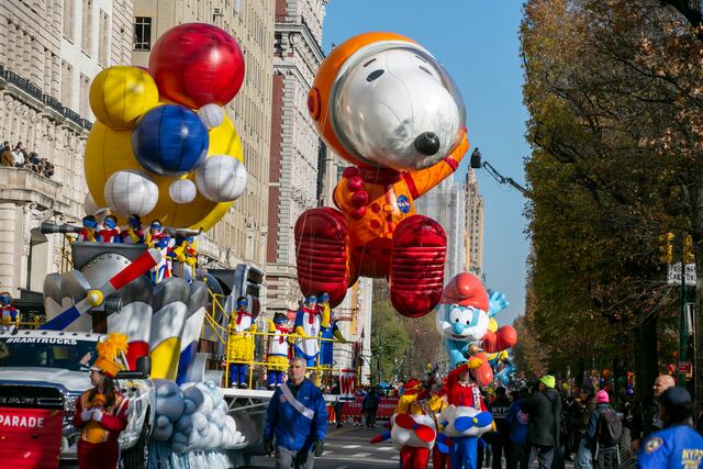Globos, bandas, celebridades y la llegada de Santa Claus listas para la parada de Macy’s