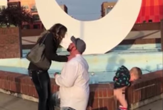 Niño arruina esta propuesta de matrimonio