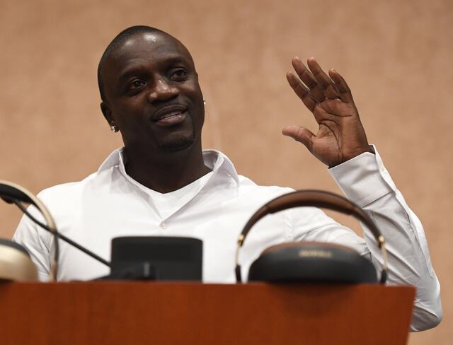 Cantante Akon alega que gobierno rechazó su ayuda para energizar la isla