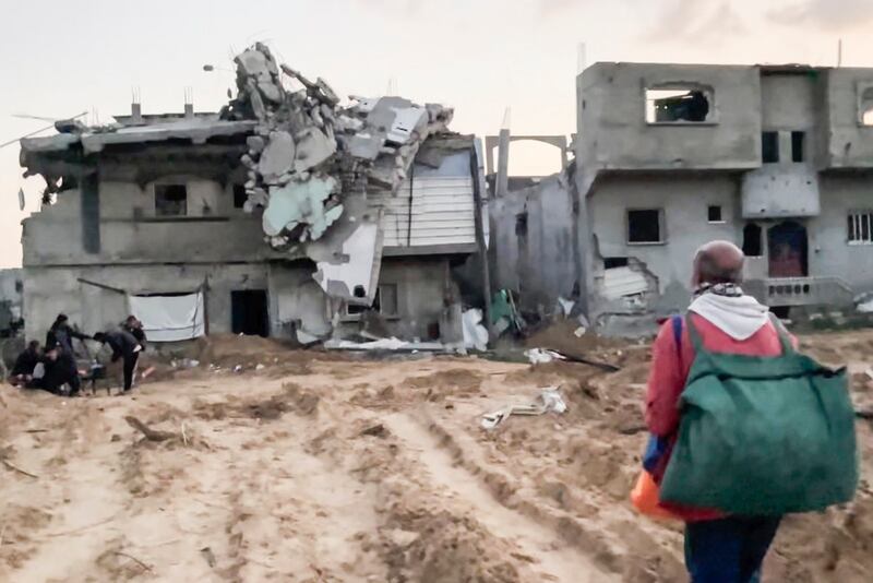 La casa de Neman Abu Jarad y su familia estaba en pie, pero rodeada de ruinas. (AP Foto)