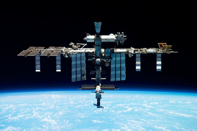 Cohete ruso con tres astronautas parte hacia la Estación Espacial Internacional