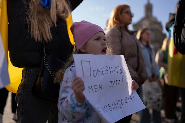Familias de soldados ucranianos piden su regreso tras 20 meses de guerra