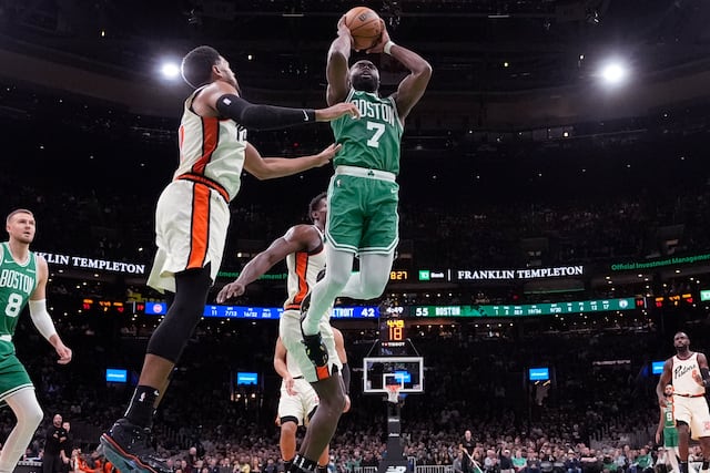 NBA multa a Jaylen Brown de los Celtics por gesto de degollar contra Detroit