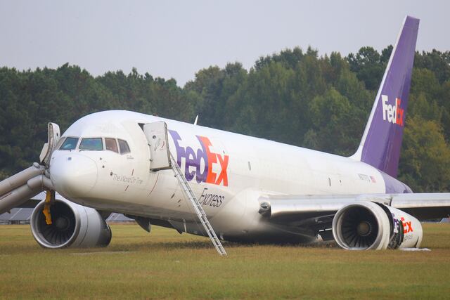 Video: Avión de FedEx se sale de pista en aterrizaje de emergencia en Tennessee