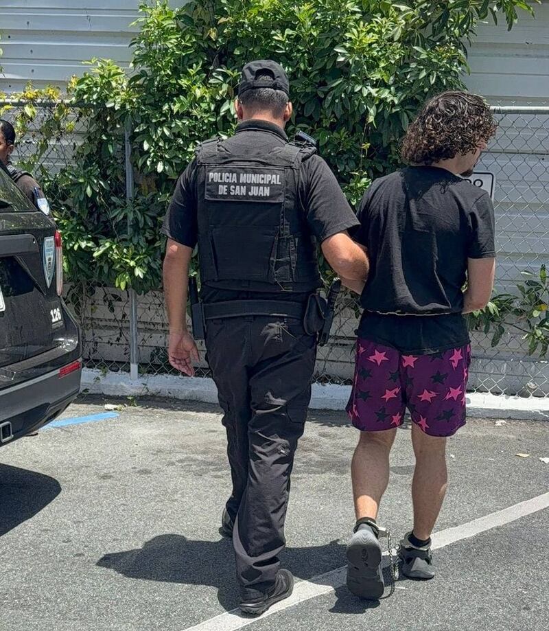 Arresto de Alexis Jesús Martínez Arizala en Puerto Rico por hacer broma a policía.