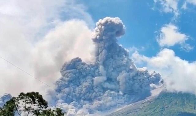 Volcán en Indonesia hace erupción y cubre varios pueblos de ceniza