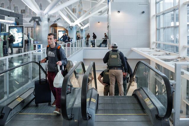 Llegan agentes del ICE a 14 aeropuertos en EEUU y Puerto Rico; se prevé ampliar la medida
