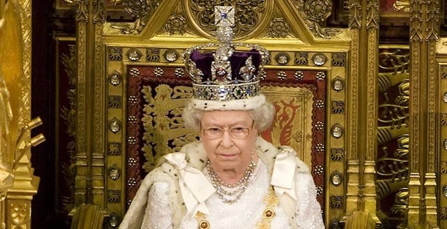 Lo que siempre quisiste saber: ¿Por qué la reina Isabel II no puede mirar el suelo y si lo hace podría morir?