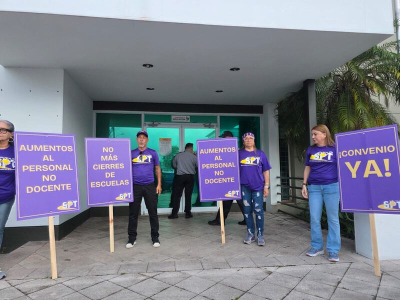 Protesta en el Departamento de Educación.