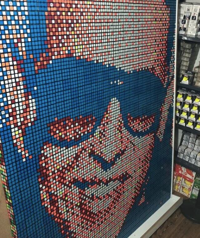 Fanático recrea cara de Daddy Yankee con mosaico de Rubik Cubes