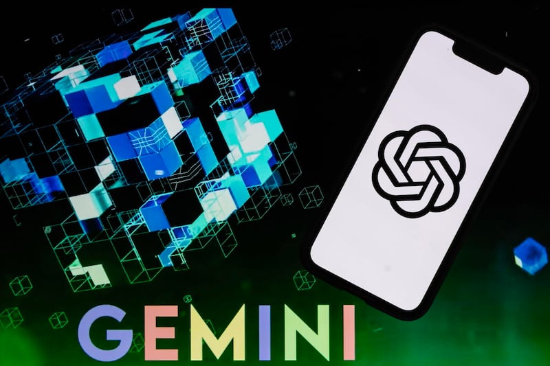 Fotografía de archivo de una ilustración que muestra un teléfono móvil con el logotipo de Open AI y Chat GPT de Microsoft Corporation sobre una pantalla que muestra las letras Google Gemini, en Los Ángeles (EE.UU.). EFE/ Etienne Laurent